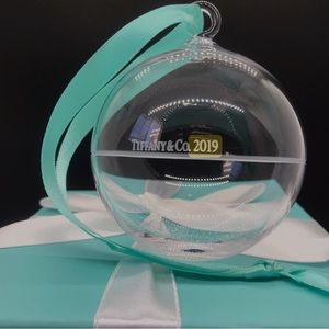 🩵🎄Tiffany & Co Crystal Glass Round Christmas Ornament Etched 2019
